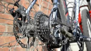 旧灰色自行车后轮带齿轮和链条的新盒式磁带